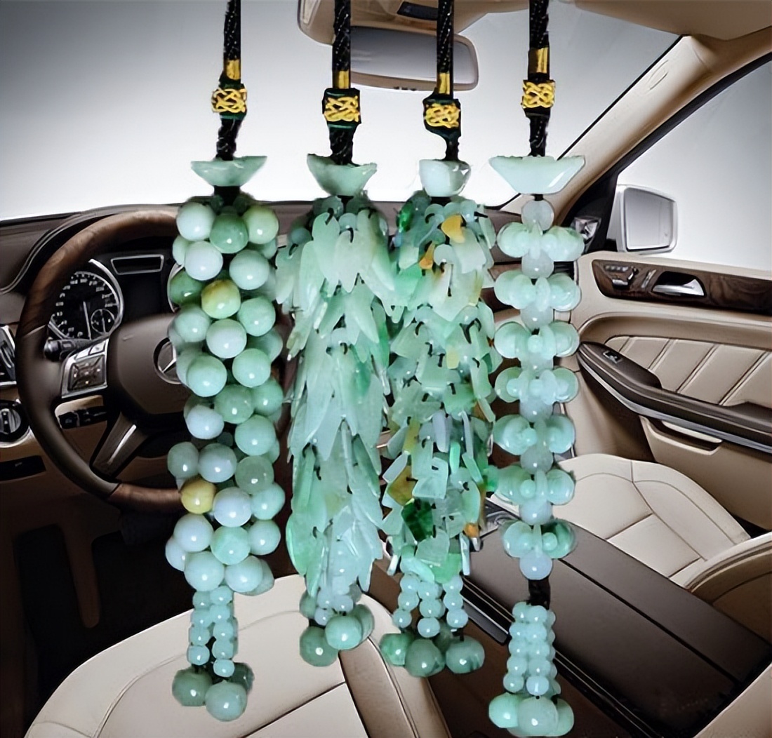 汽车挂件的挑选(翡翠车挂要怎么选?有哪些好风水的题材呢?