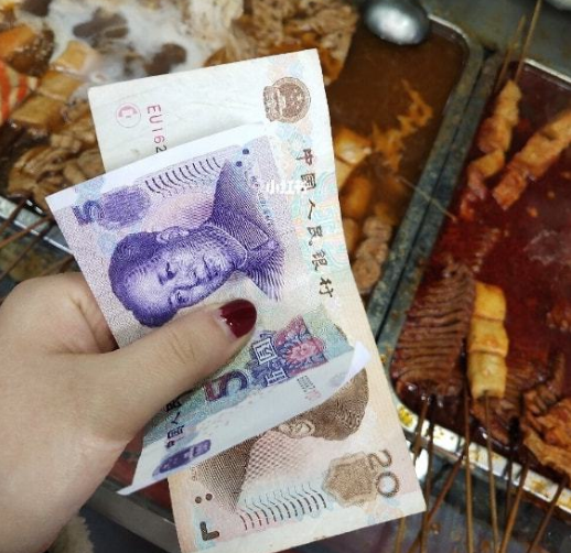 手机支付时代，大学生却扎堆用现金支付，00后学生的回答很真实