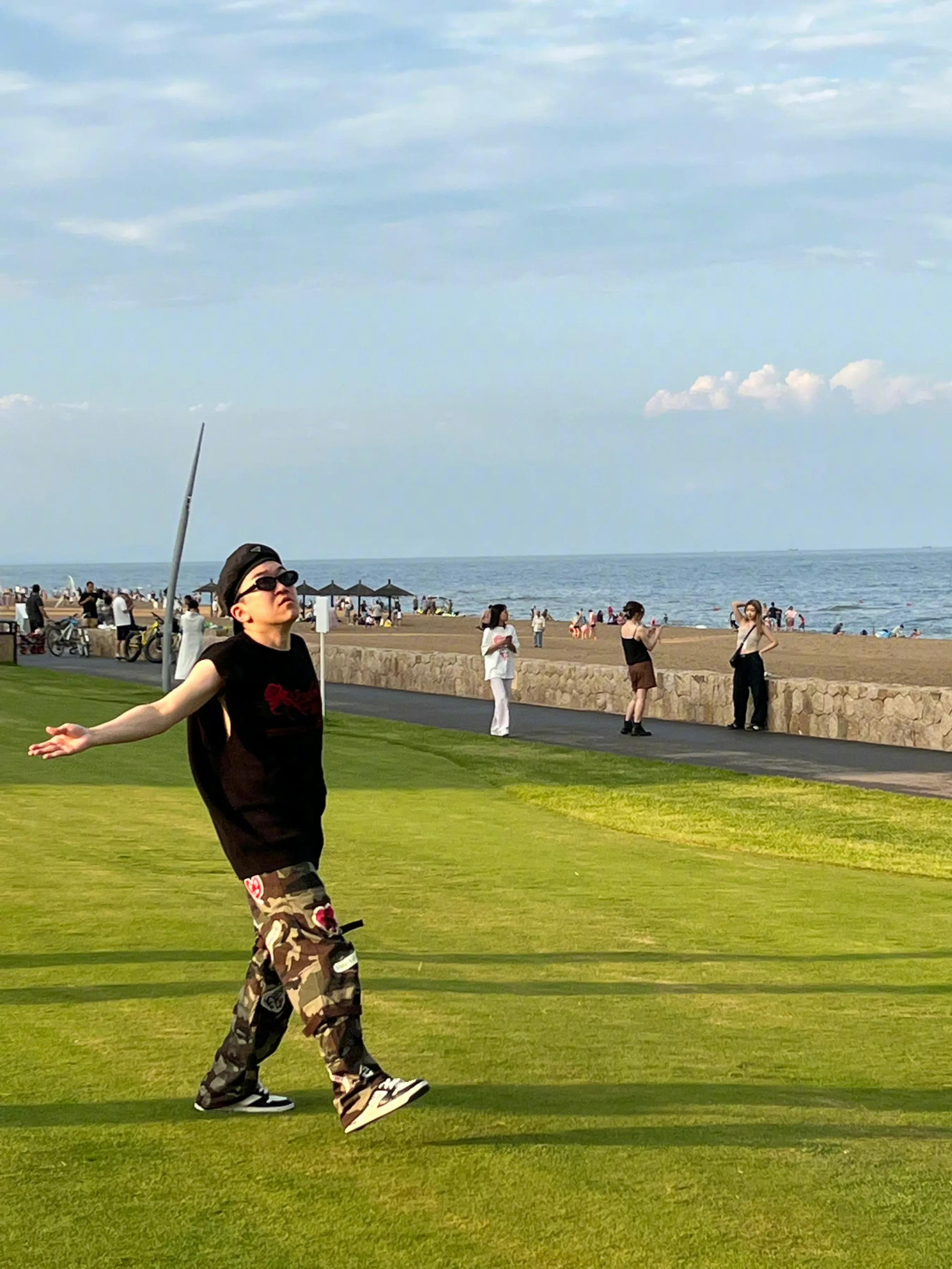 张大大的海边飞盘照好帅！真是要颜值有头发，要身材有裤子