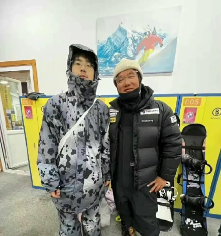 王宝强带儿女幸福学滑雪后，又叫上刘昊然，男神没刮胡子头发塌塌