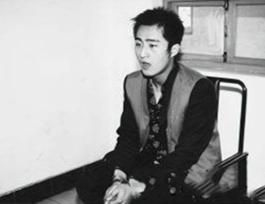 2003年，烟台一夜总会情侣出租屋遇害，警方凭一张快递单查出凶手