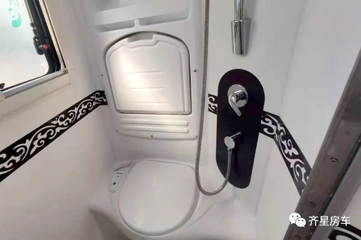 空间优化格局新导向！齐星依维柯额头升顶三拓展房车