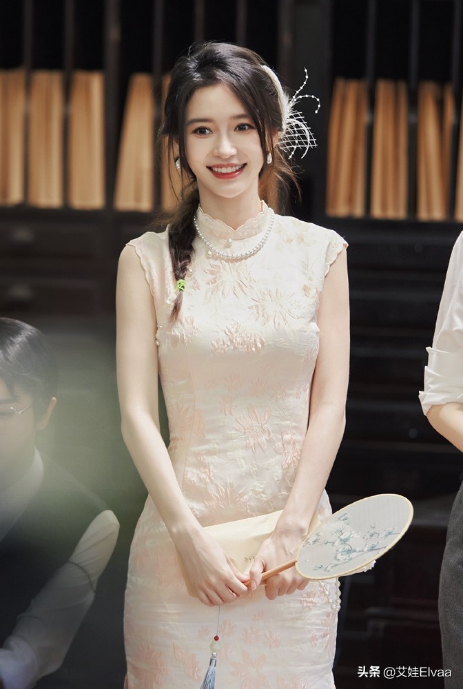 Angelababy真是美人坯子!穿旗袍摇扇像民国贵妇,90度夹腿坐太牛