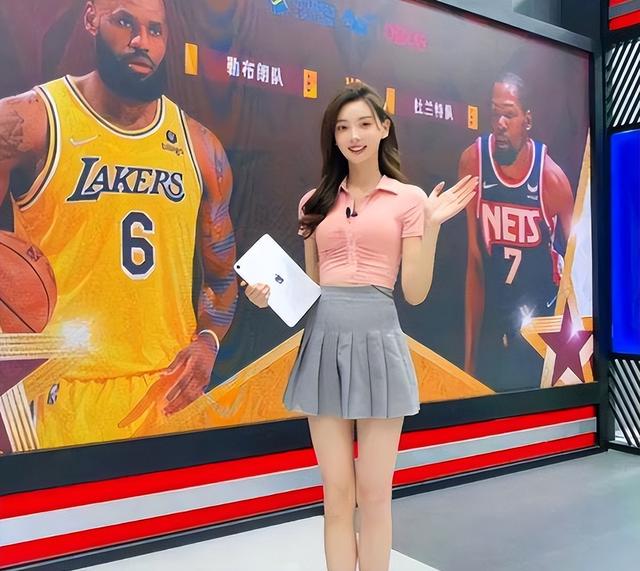 张曼源后面开花什么梗(NBA最美主播晒照！穿紧身旗袍展示好身材，与2米强壮男友已分手)