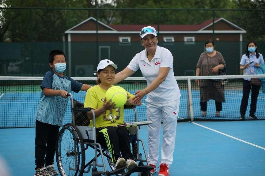 “一站一坐”残健融合轮椅网球公益活动在唐山市举办