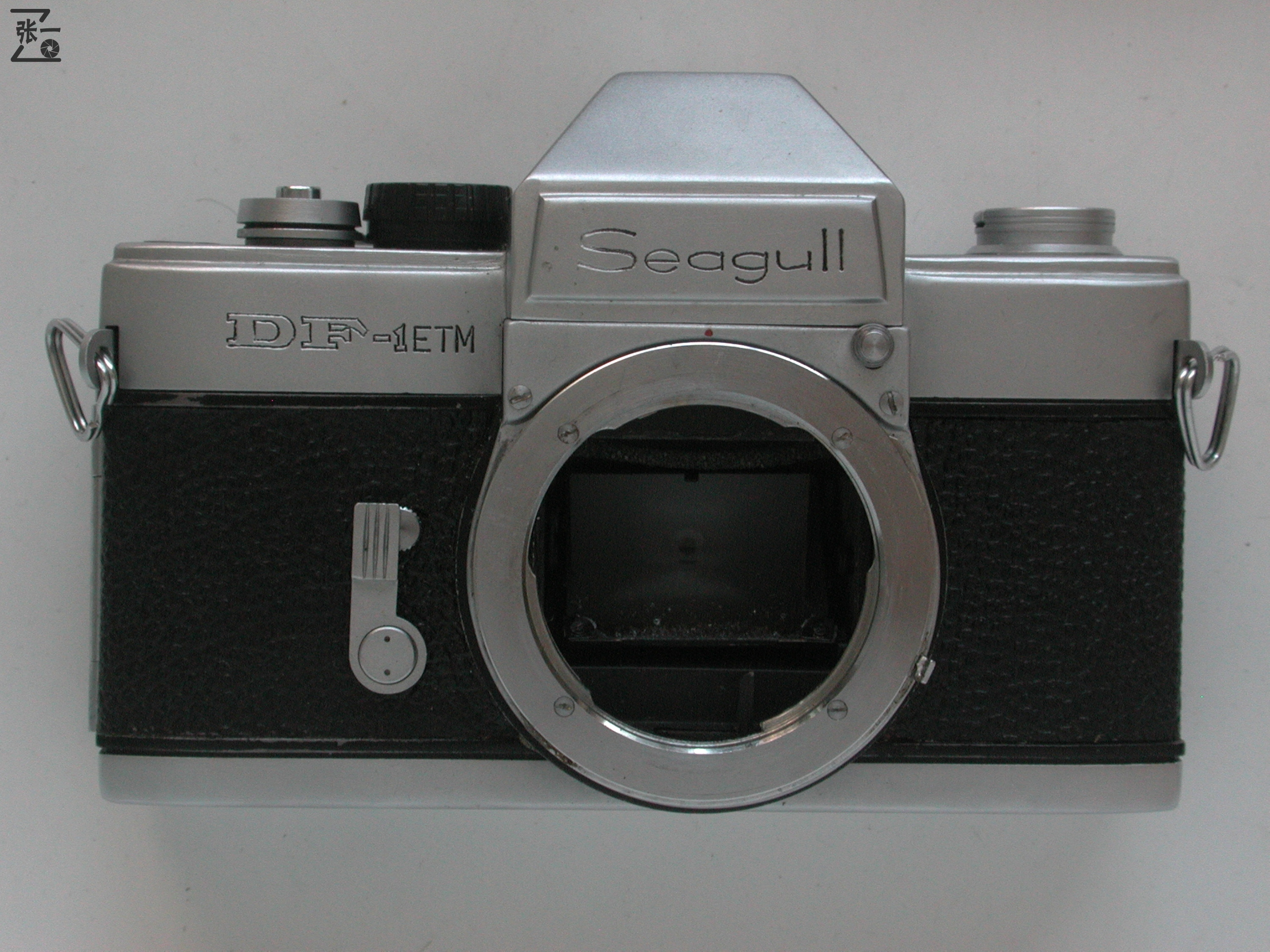 1988年8月,以690元的价格在上海购买到的海鸥df-1etm单反照相机