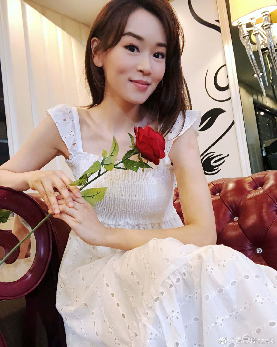 43岁港姐冠军晒学生妹造型，被嘲装嫩博关注，一对儿女生父成谜