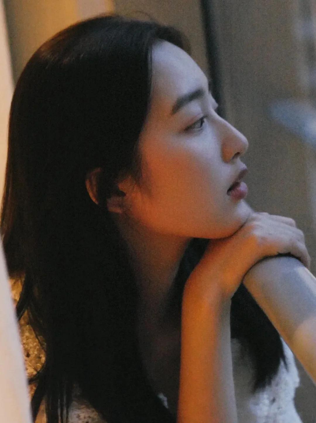 邓恩熙灵动的眼神配黑色直发，萌化人心，静谧少女气息扑面而来