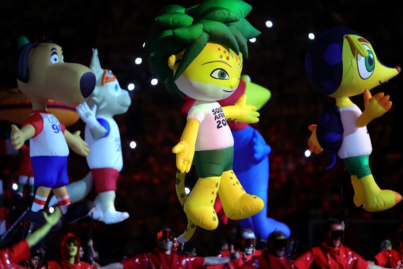 东京奥运会运动员出场(世界杯开幕式：演员个个狂野，吉祥物像馄饨皮，田柾国成最靓的仔)