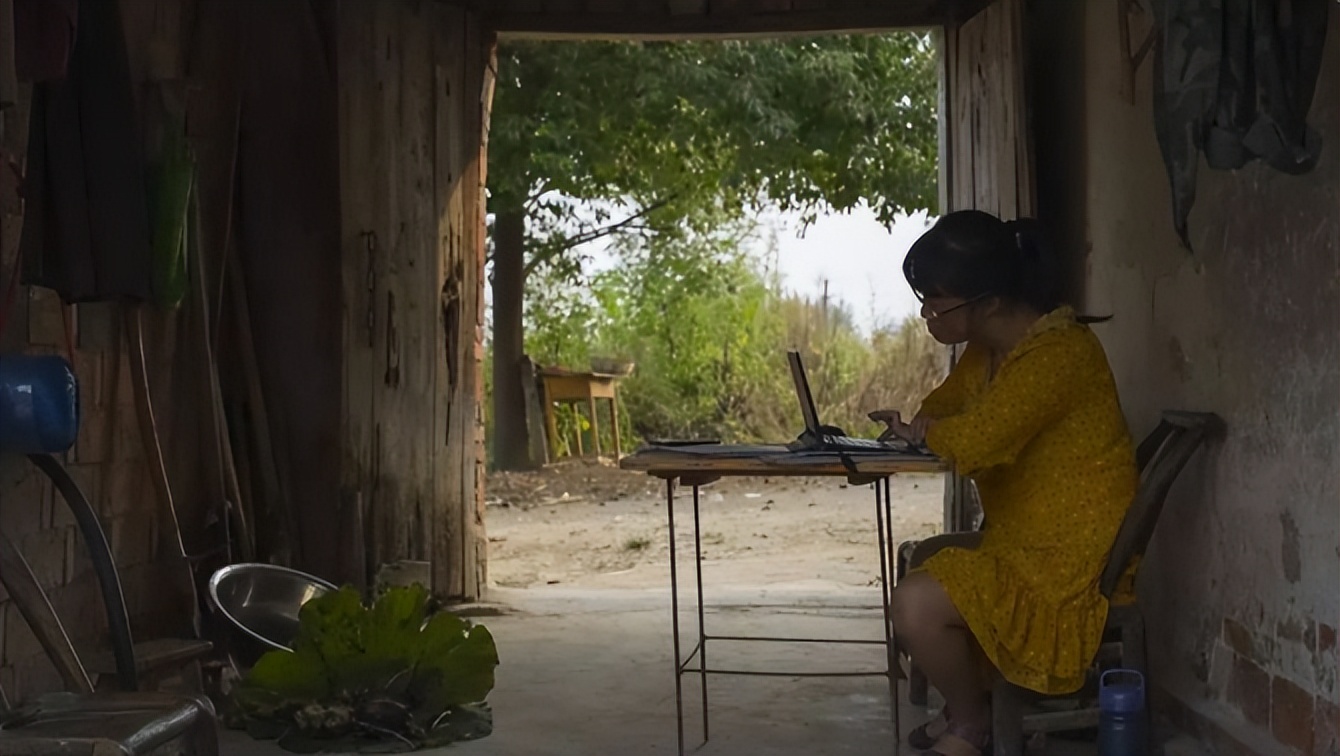 诗人余秀华：好不容易脱离苦海，转身又跳进火坑，图啥呢