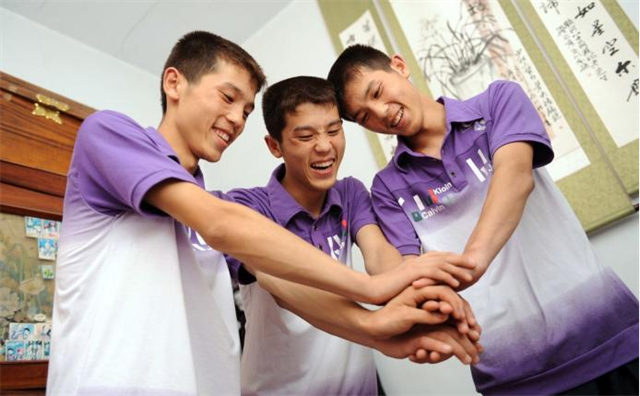 山东三胞胎同时考上同一大学，10年后同日成婚：爷爷盼着抱重孙