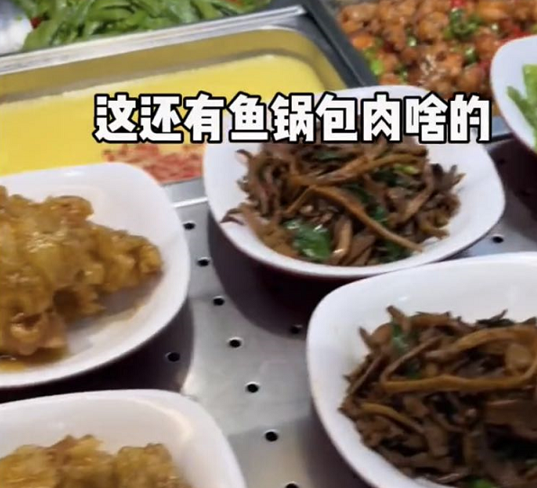 清华大学食堂里面有什么？汇集各地风味美食，大学生吃得相当开心