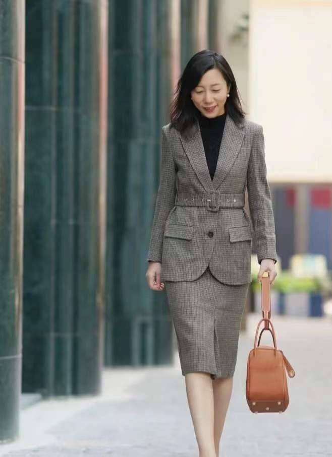 这才是适合中年人的职场穿搭,简约不失女人味,轻松穿出高级感