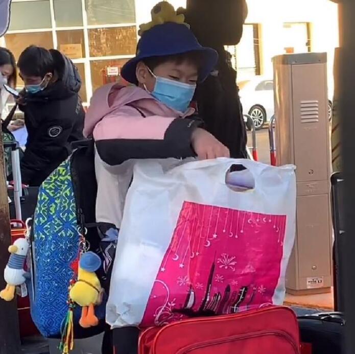 太可爱！全红婵正式回归国家队，章鱼帽抢戏，背包俩挂件显少女心