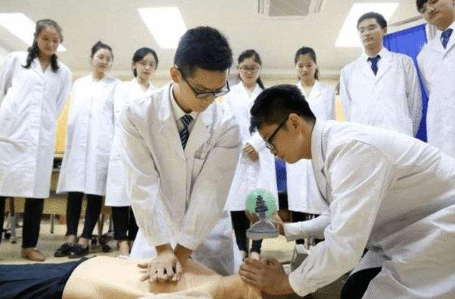 医学高校“排行榜”名单出炉，协和排名意料之中，湘雅遭遇滑铁卢