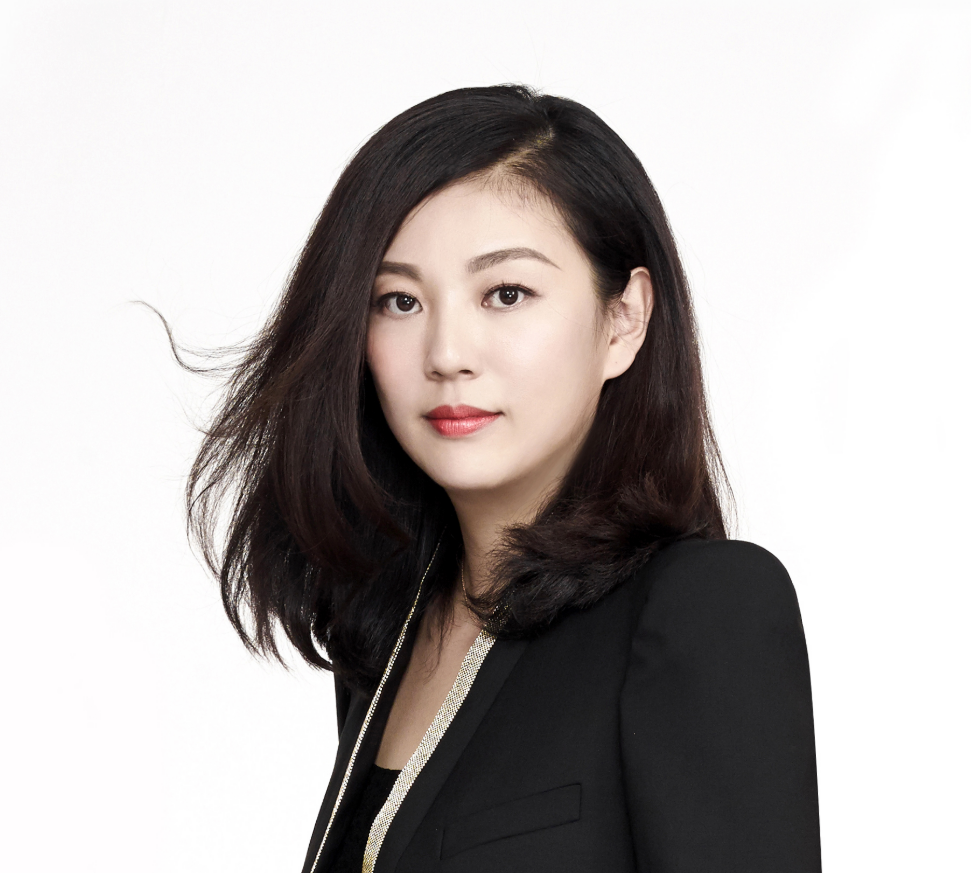 与自己两名前经纪人——荣信达的曾嘉,欢瑞世纪的赵若尧共同成立了"
