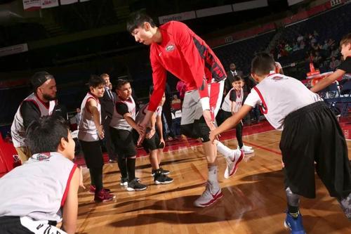 为什么中国球员在nba站不住(作为现役中国男篮最强的球员，为什么连在CBA打个球都实现不了？)