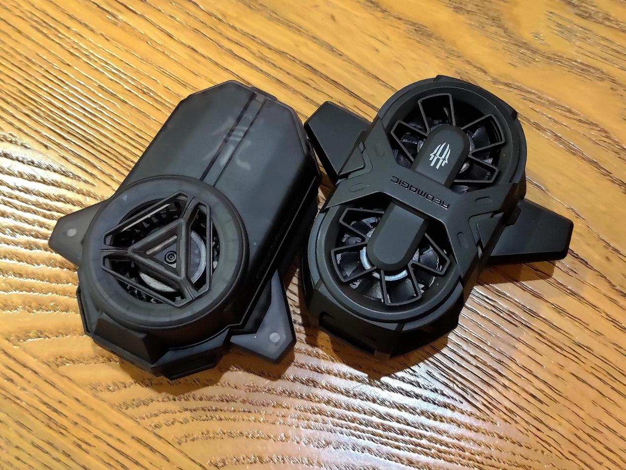 新旧两款对比，新红魔涡轮散热背夹效果更冷、更酷炫