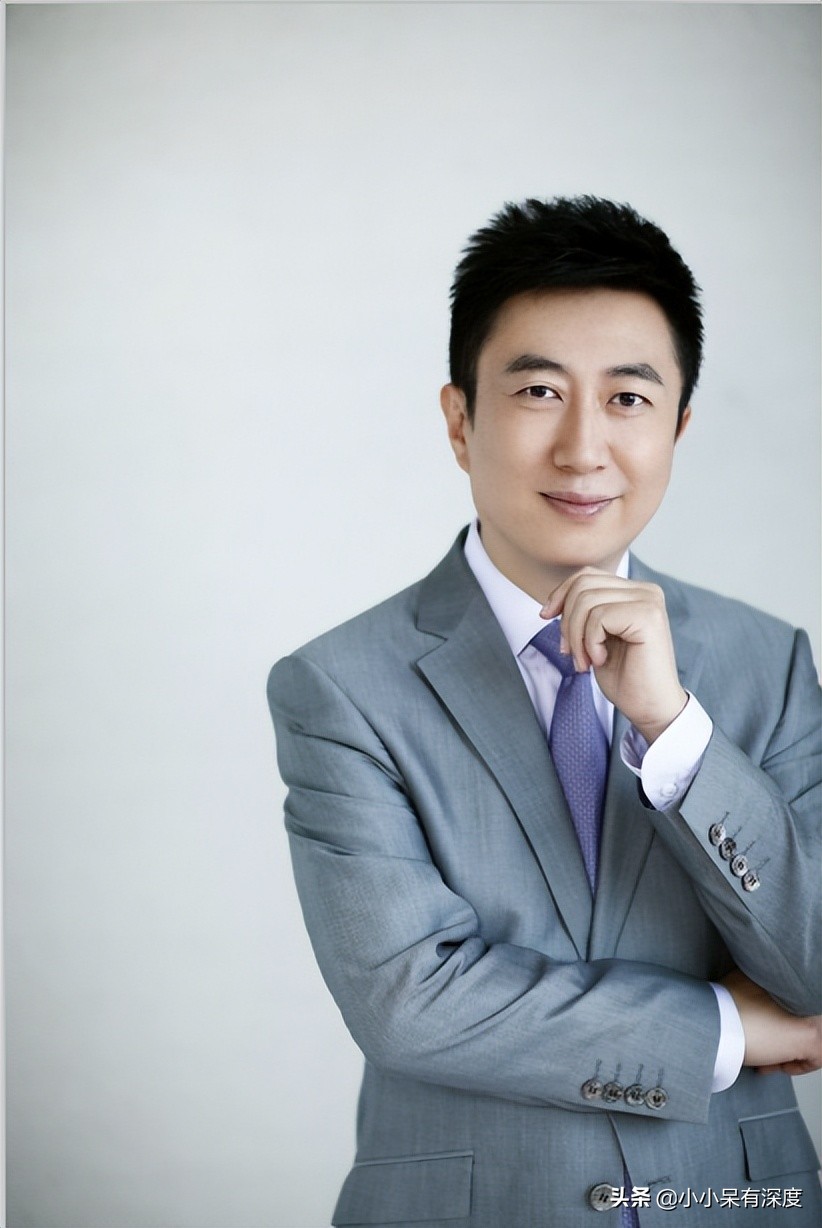 央视主持人陈伟鸿,他今年55岁了,老婆大人长相优雅端庄十分贤惠-蘑菇