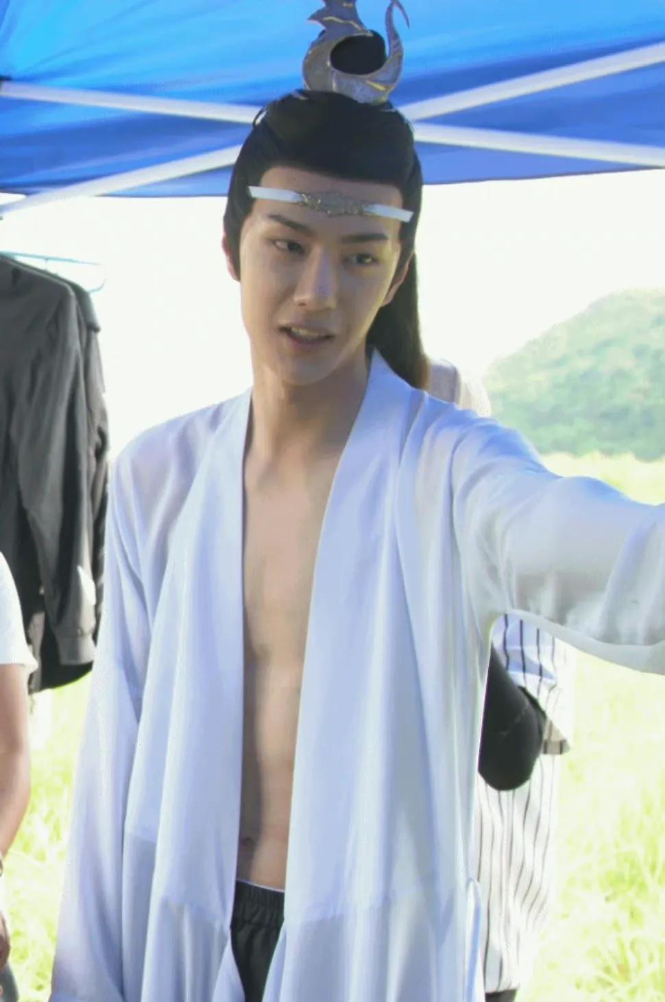 王一博的腹肌真的很优秀啊，阳光帅气的大男孩儿