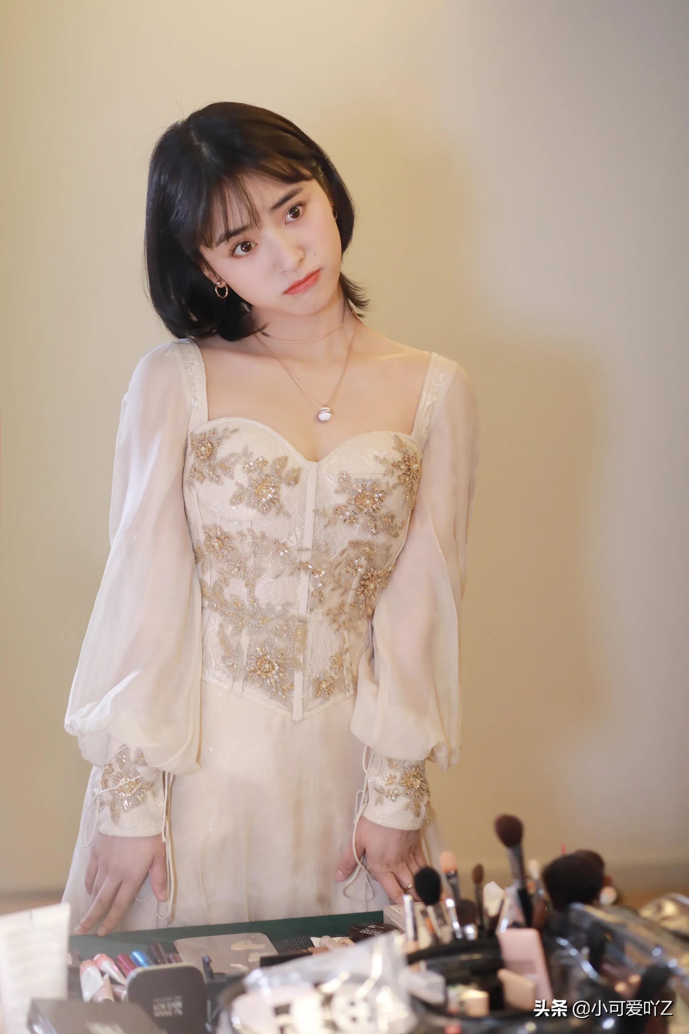 沈月，淡雅裙装，清纯甜美