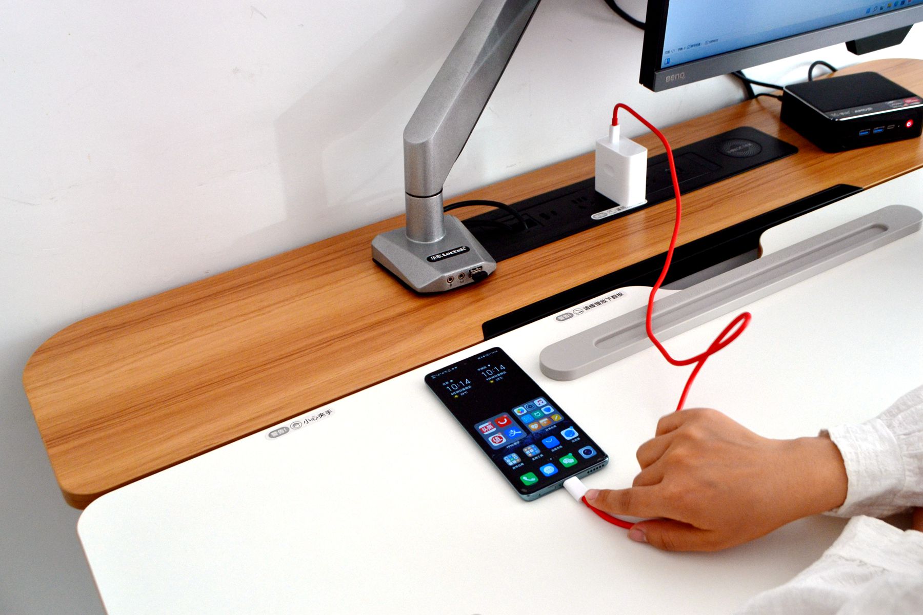 苹果手机怎么设置简洁桌面(无线的极简桌面，终于打造成功！想做到极致简约，升降桌必须要有)
