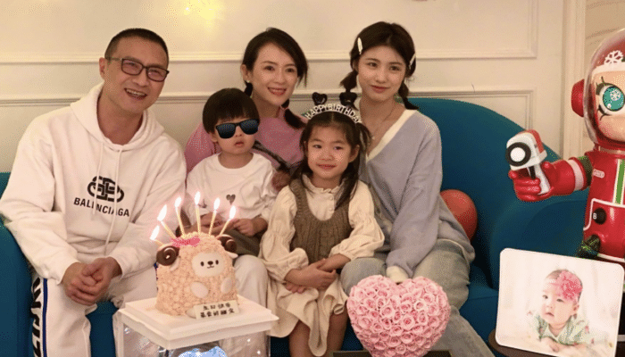 汪峰携家人看展被偶遇，从背后抱章子怡贴身热聊，儿子被赞超可爱