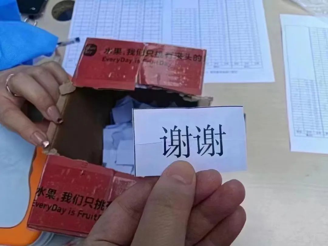 全楼的希望！防范区有些上海人这样出门！进超市要有邀请卡！逛出VIP既视感