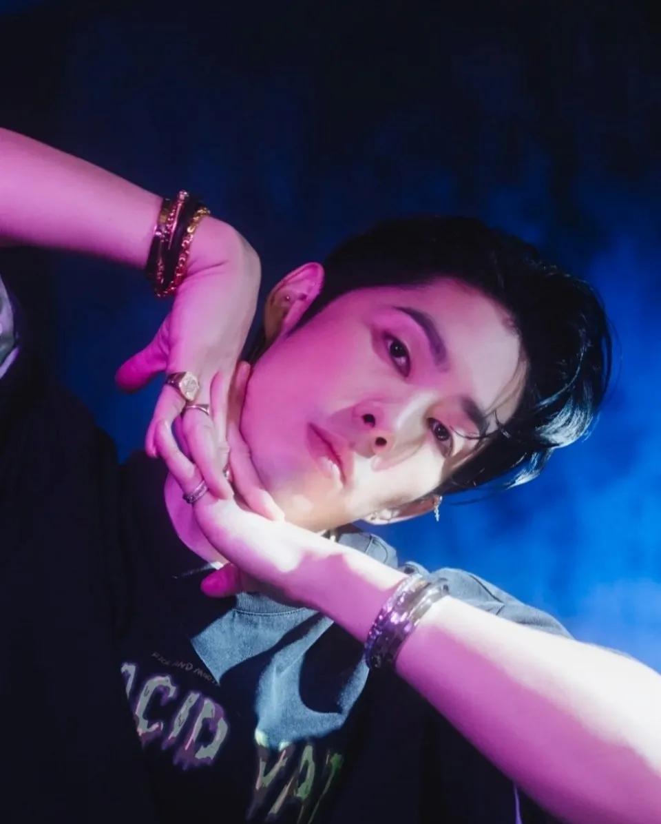 古装丑男？不，现代美男