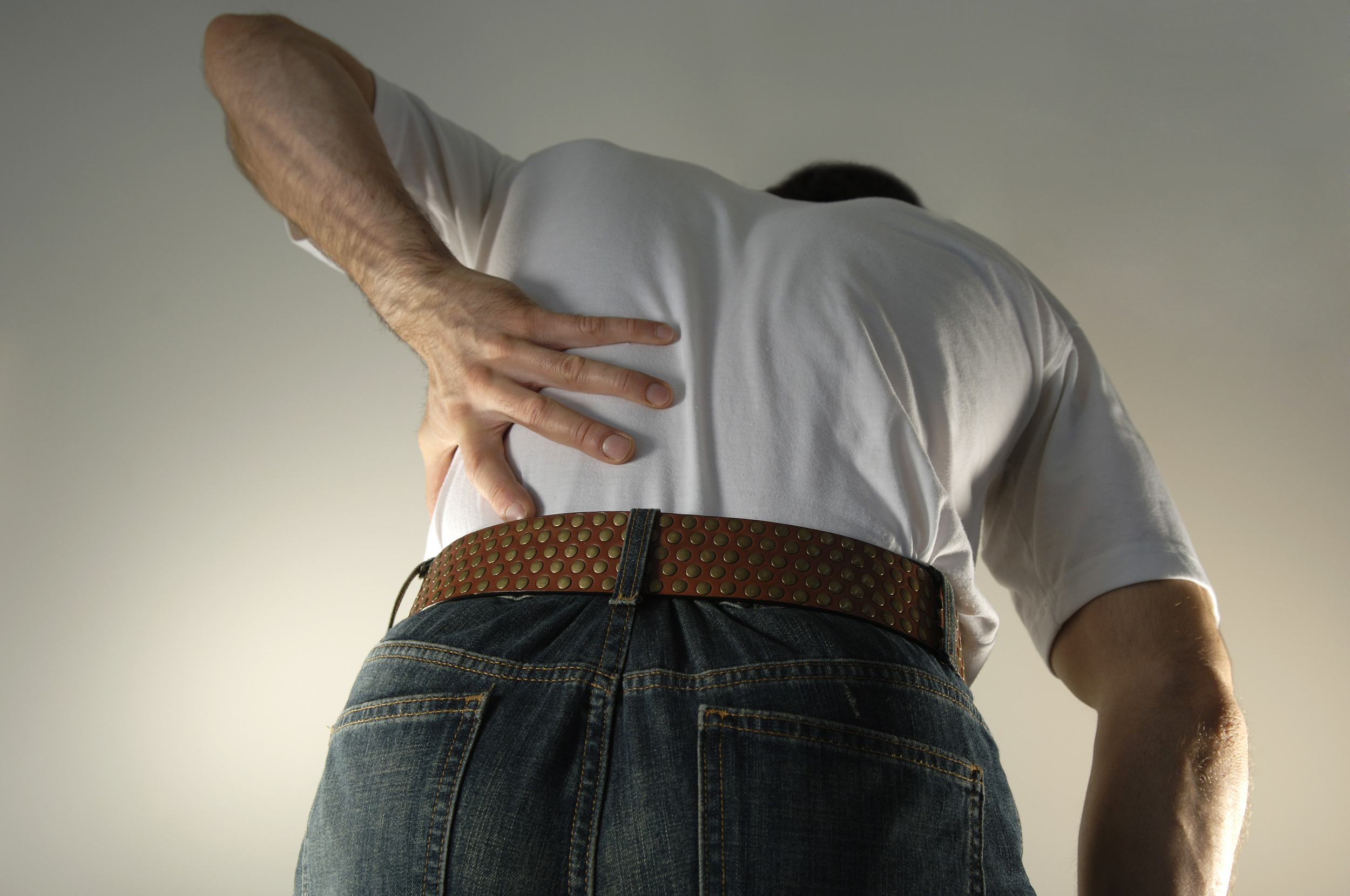 后背总是疼痛,怎么回事?医生:可能是5种疾病的警告,不得轻视