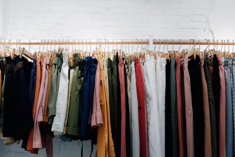 买衣服哪个网站质量好又便宜，2022年服装热搜词排行榜？