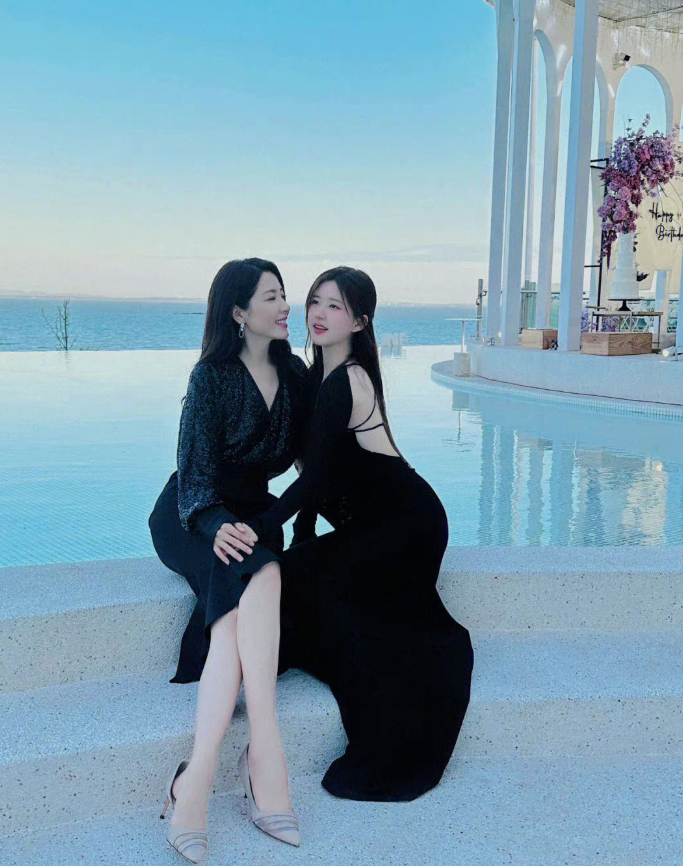 曾黎和赵露思合影,一个像明星一个像网红,"气质"差距很明显