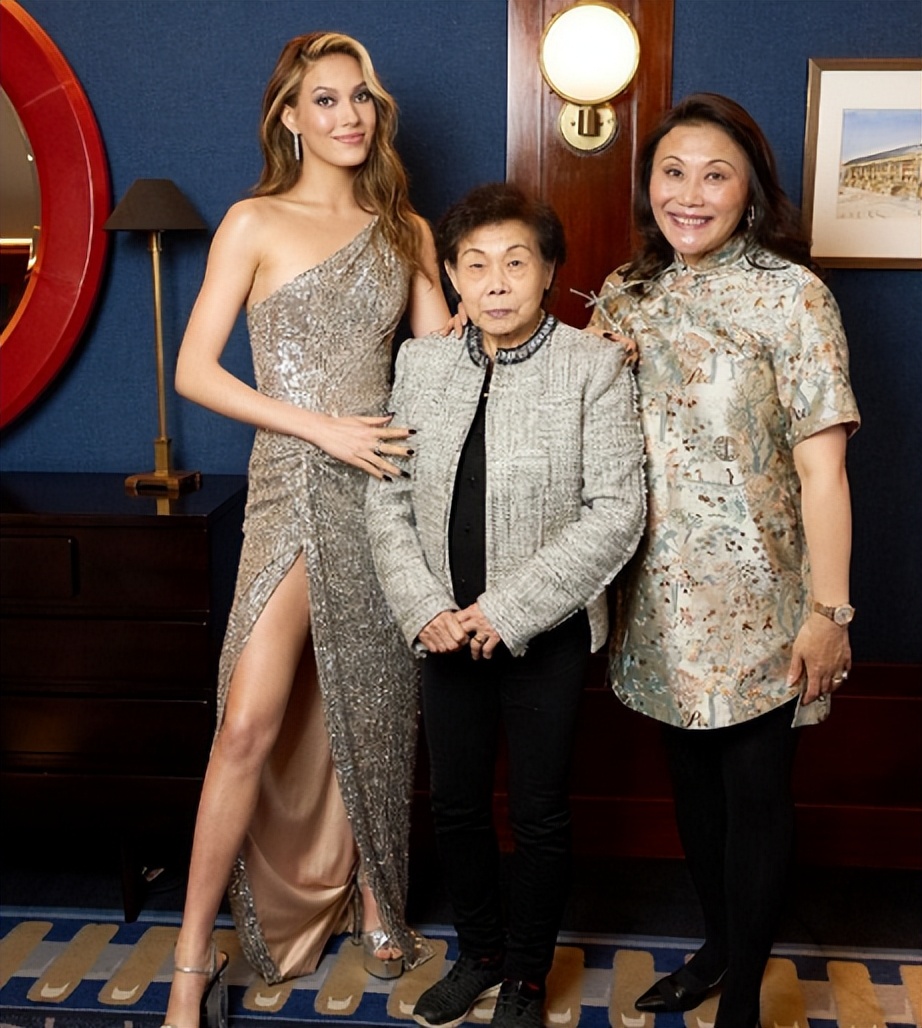 谷爱凌晒出全家福，母亲谷燕年轻时的照片流出，气质上不输女儿