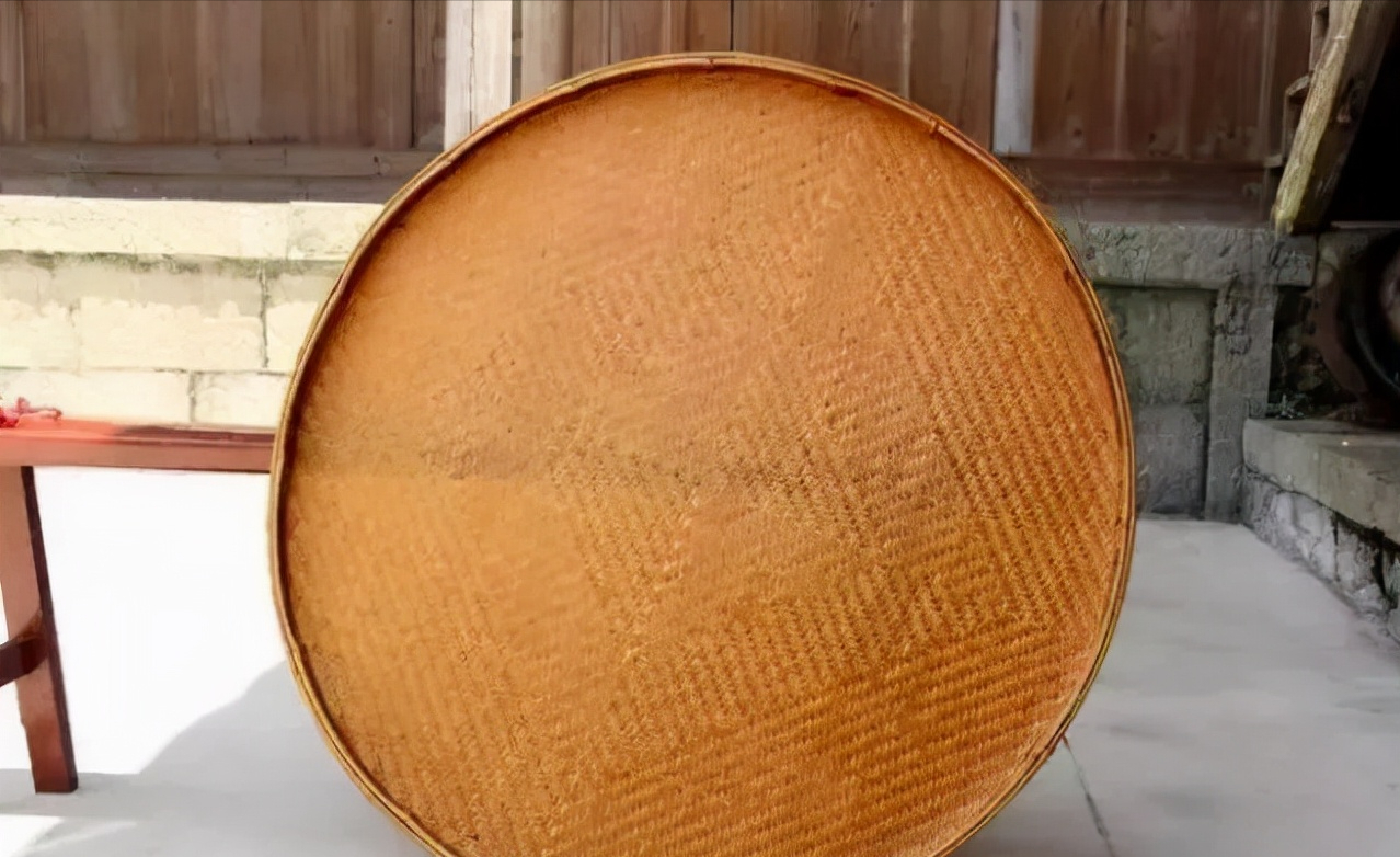 簸箕在农村家家户户都有,簸箕它是用藤条或竹篾编成,用来收稻谷或者