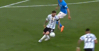 尽一切努力帮助劳塔罗破门（3-0后！阿根廷多人剪球网，34岁巨星2年决赛都进球，梅西做不到）