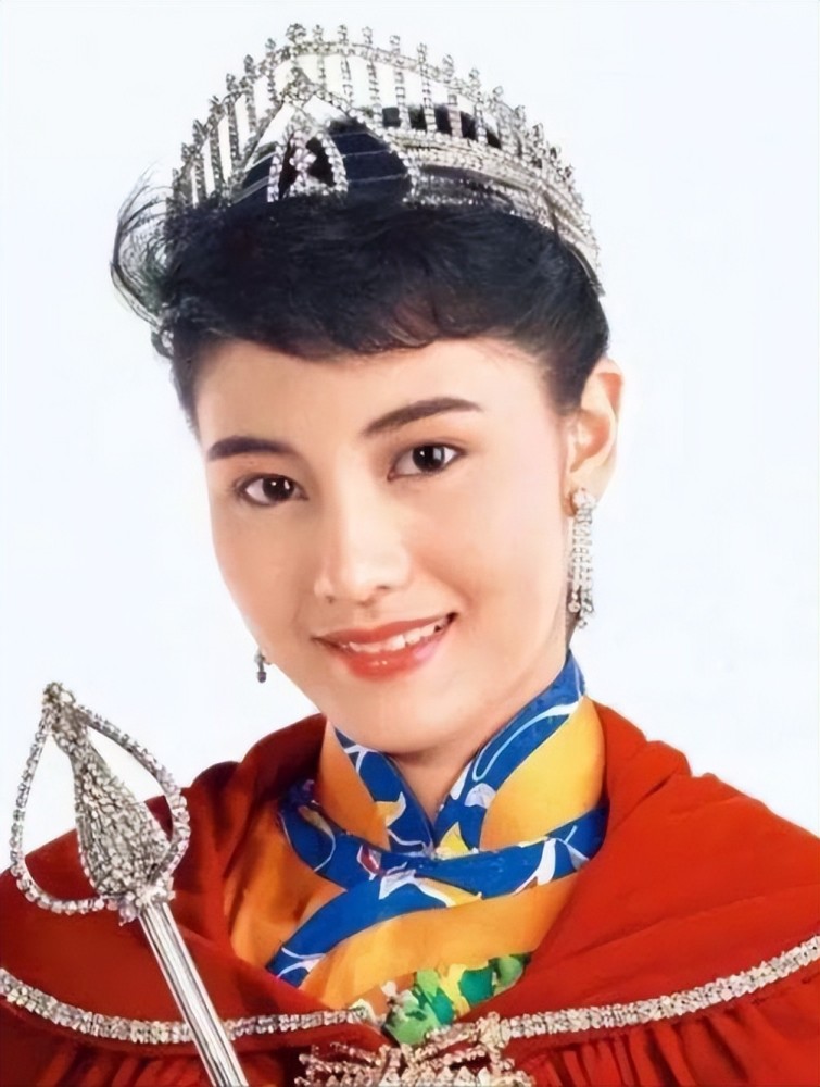 亦舒还曾特意写书讽刺李嘉欣徒有美貌,像个花瓶.