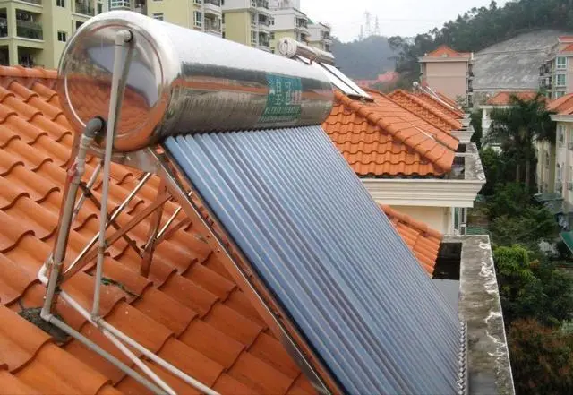 太阳能清洗(解决了“洗澡难”问题的太阳能电热水器，为何会“跌下神坛”？)