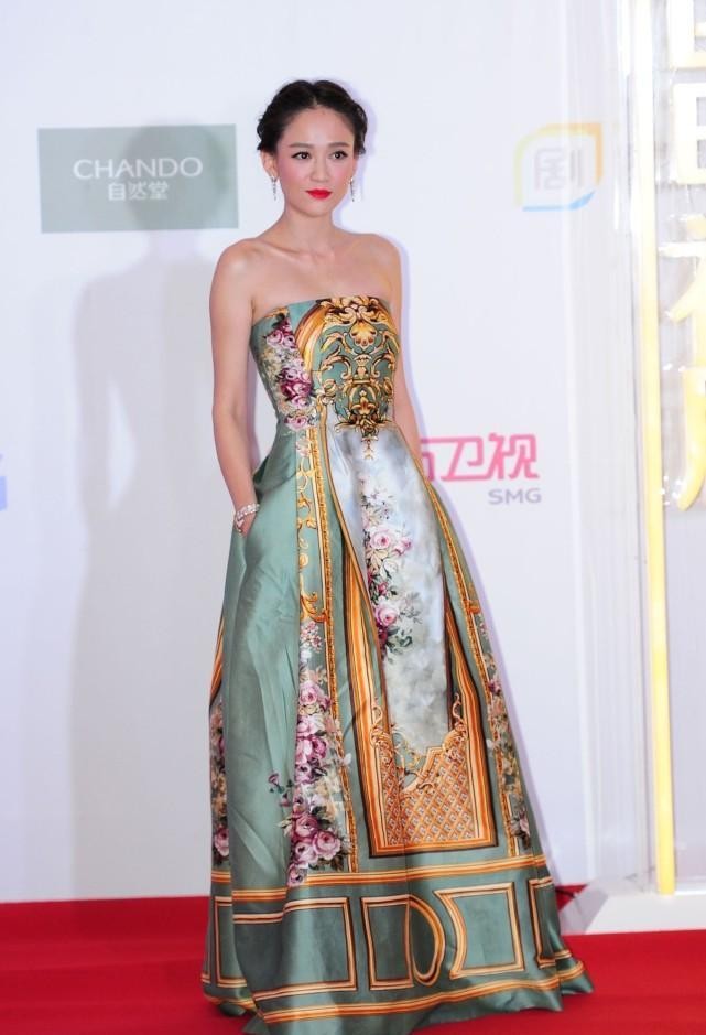 陈乔恩的气质很难超越，“窗帘布”样式的缎面裙也能驾驭，太美了