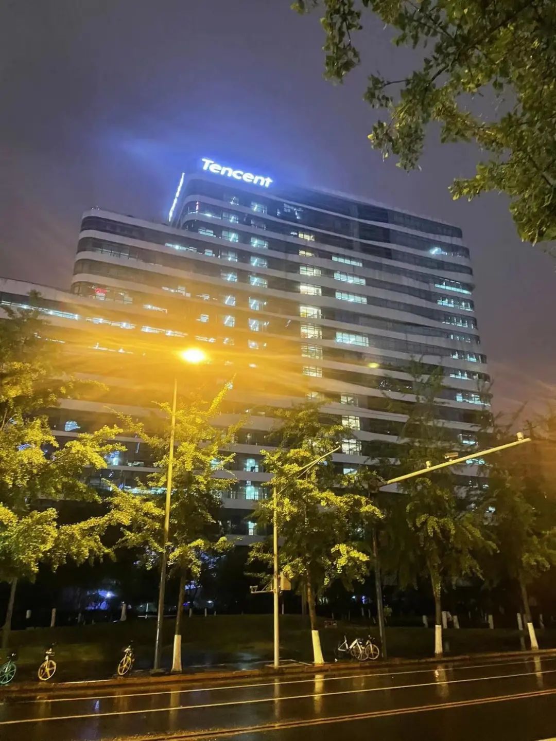 从三街四街写字楼深夜亮灯率看，哪家是卷王？