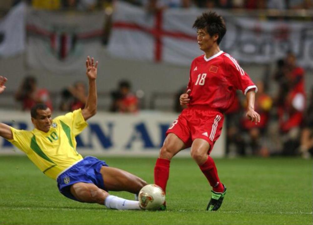回顾02年世界杯国足对阵巴西，李伟峰亲口承认：罗纳尔多太难防了