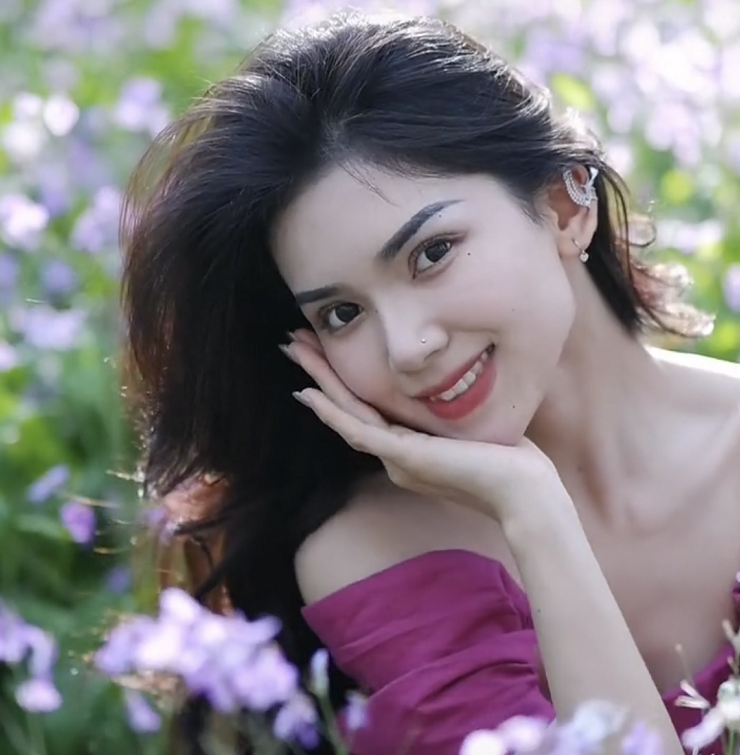 大学运动会“举牌女生”，气质出众像奥黛丽赫本，男生眼睛都直了