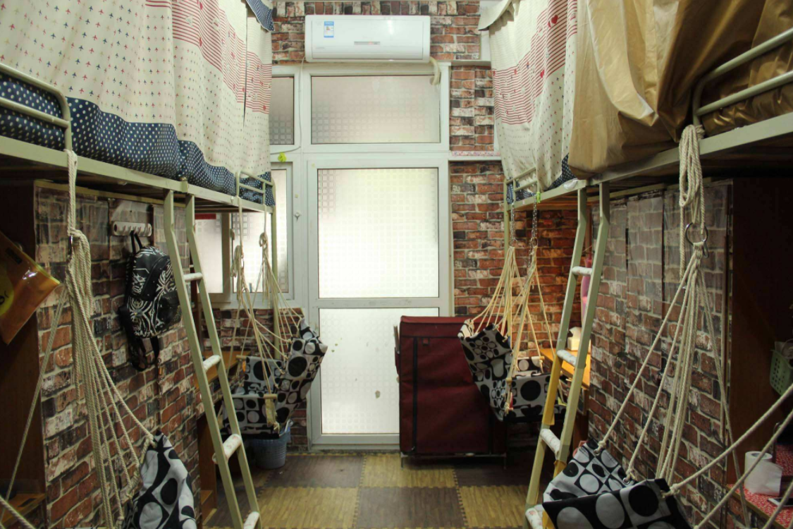 “最寒酸”的大学宿舍排行，部分照片引起不适，堪比劫后余生现场