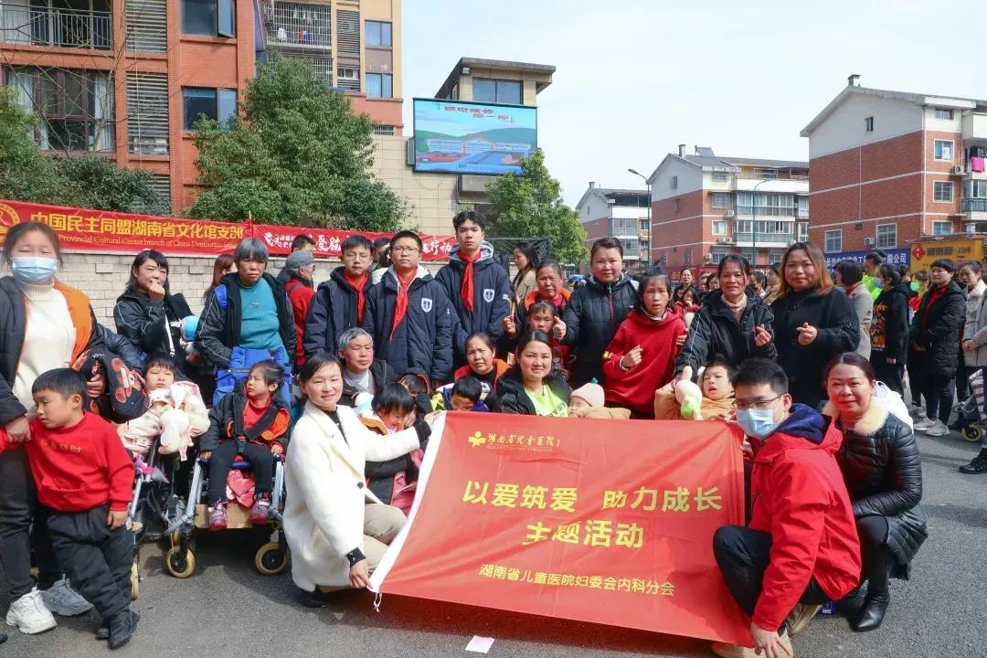 丽轩集团开展关爱脑瘫患儿公益行活动