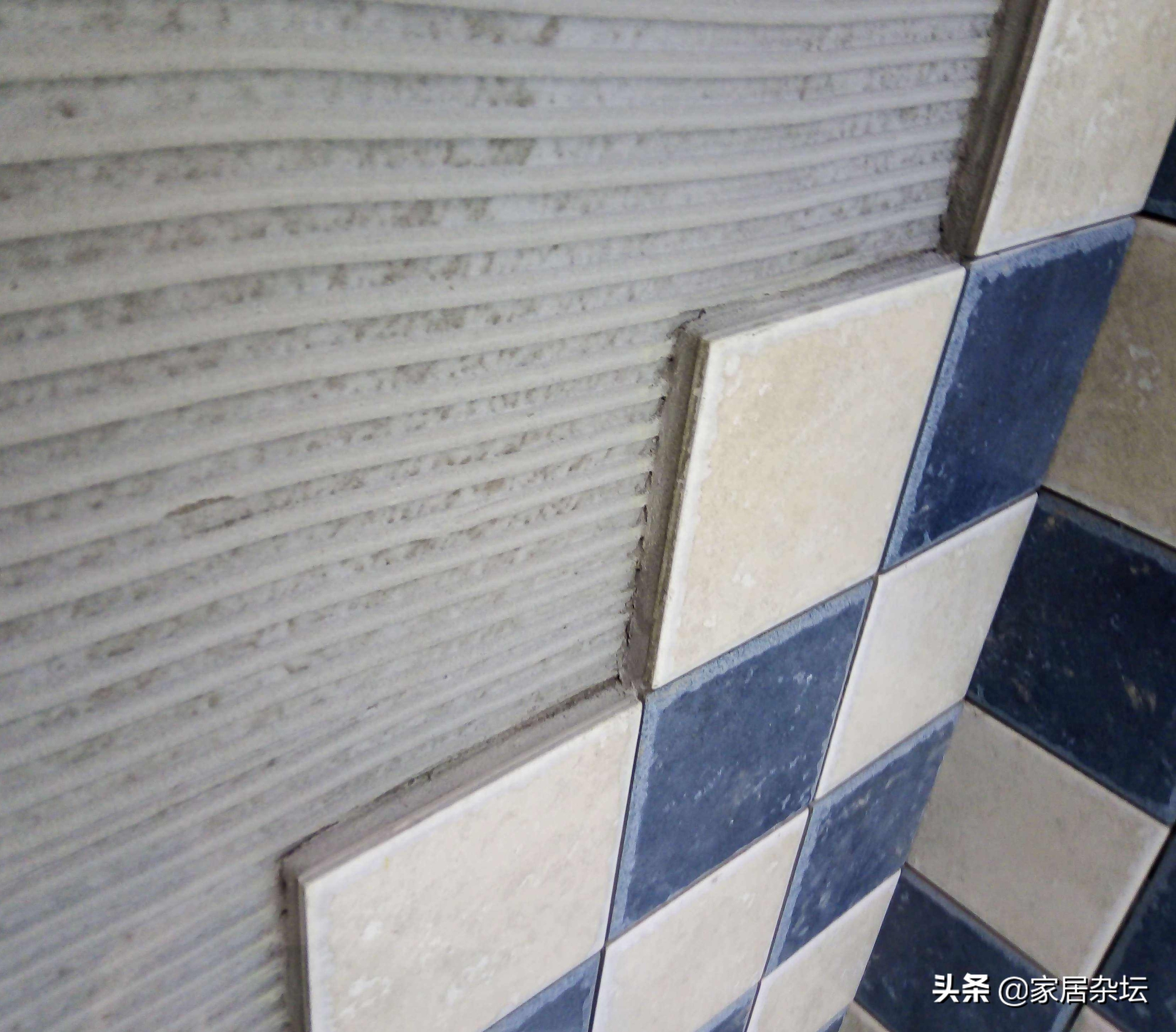家庭装修必备：瓷砖贴墙工艺大揭秘（28字）