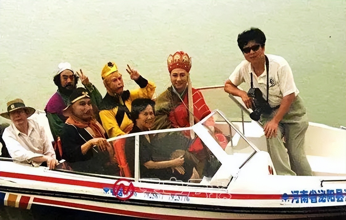 经典剧集的“边角料”，八戒骑摩托、妃子玩手机，谢谢，有被笑到