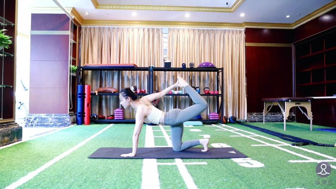 金晨暴瘦30斤吓坏网友； 身体撑不起西服； 网友惊呼：这是山寨的？