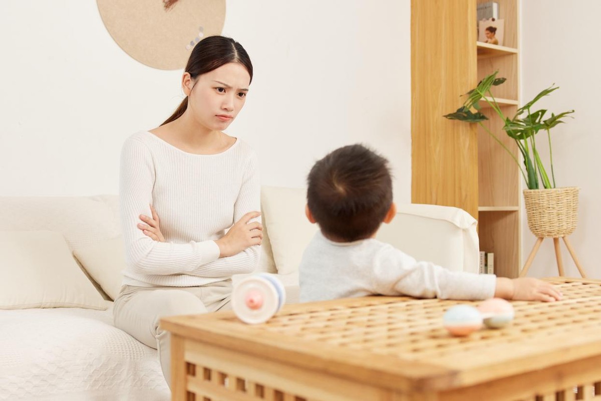 当孩子扔东西发脾气,打人哭闹,父母做法很关键:学会左右脑协调