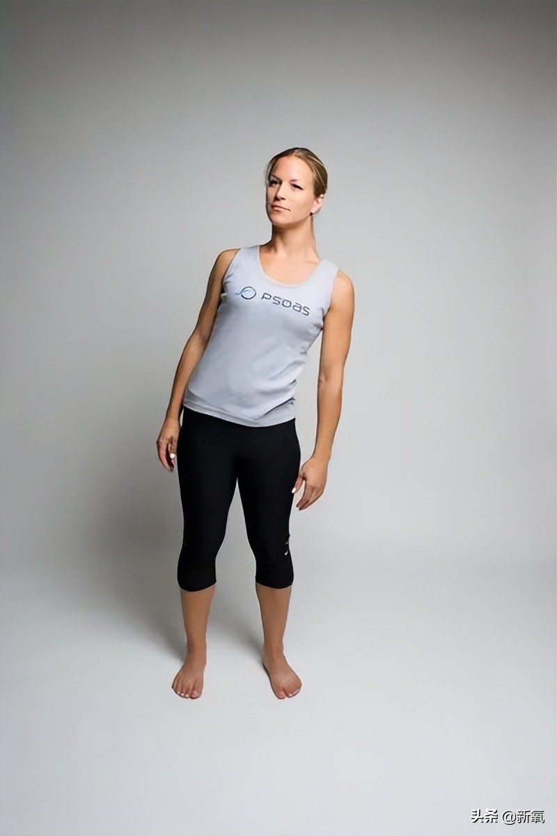 直角肩凹到没脖子，腿还短了一大截？这次红毯僵硬得太不像她了吧