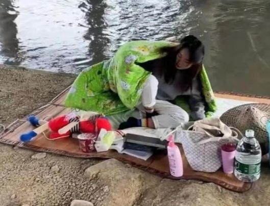 女大学生穿戴整洁睡桥底，抱着电脑专心工作，网友：“戏精”上身