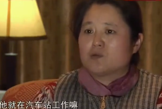 母亲寻回被拐儿子，养父母索要30万抚养费，生母：我儿子要你养？